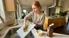 Yellow Stains on a Plastic Cutting Board: 5 Bleach-Free Fixes I Tested (Plus Clean vs. Sanitize)