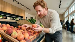 How to Pick Peaches That Ripen Sweet: Try the Simple Palm Test (and Store Them Right)